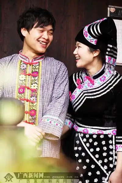 年轻男女山歌传情