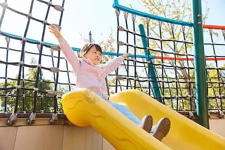 小女孩户外玩耍玩滑滑梯图片素材