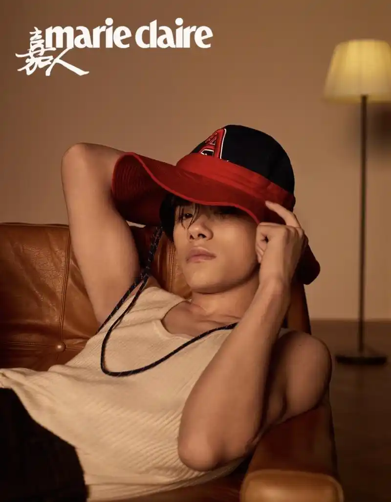 易烊千玺《嘉人》11月刊封面,感受一下四字弟弟的颜值!