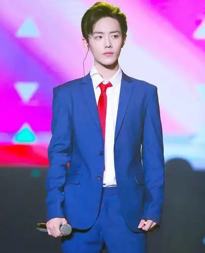 银灰色其实比蓝色看起来要高级一点, 毕竟性冷淡风,肖战这个侧面好