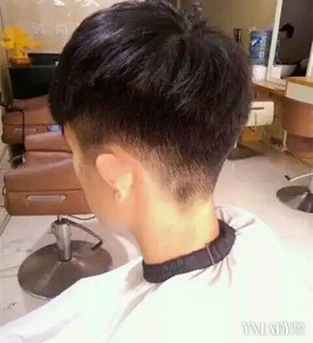 【图】热男生短发发型剃两边背后图 简单改造尽显你潮男本色