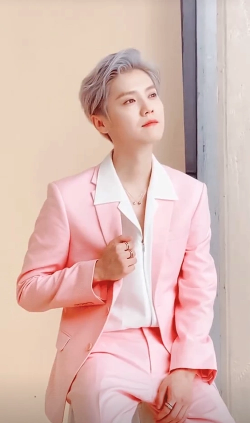 鹿晗帅回exo时期银发粉色西装太嫩了