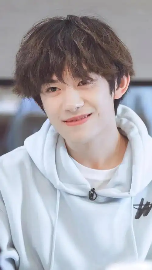 阳光男孩易烊千玺帅气休闲迷人写真