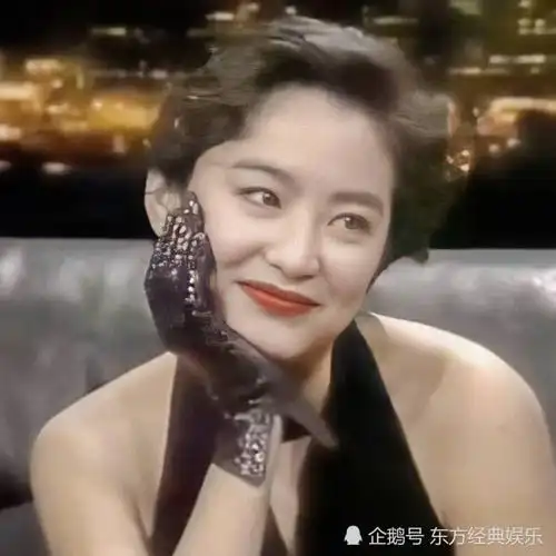 35岁到45岁的林青霞就像那朵牡丹花盛开到了最艳的时刻,在这个年龄