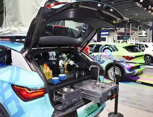 比亚迪元plus运动版实车,外观霸气,车顶带帐篷,后备箱带厨房-新浪汽车