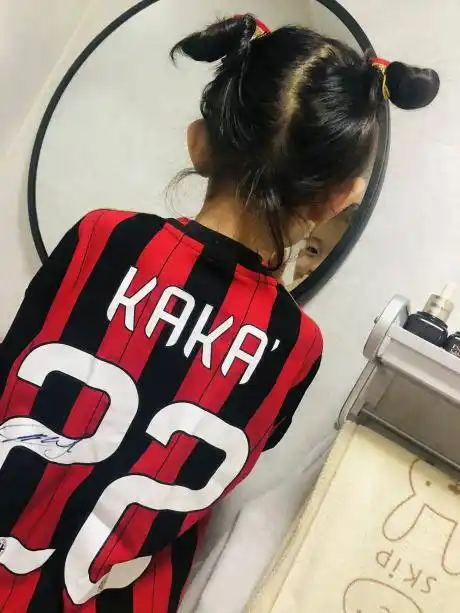 至今女儿还穿着卡卡的签名球衣