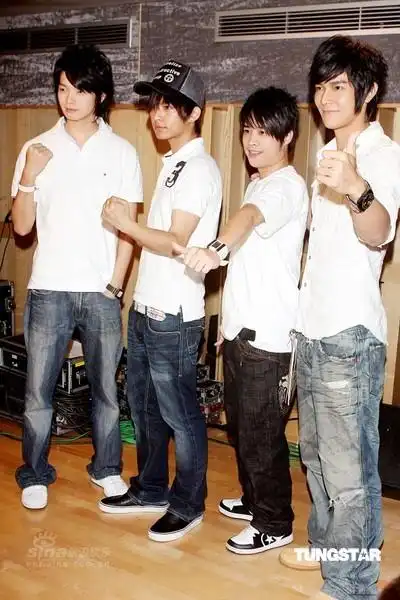 组图she飞轮海为四川人民献声录赈灾歌曲