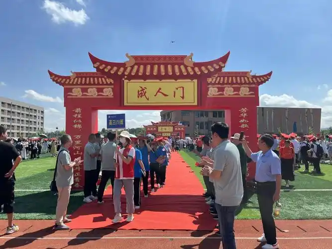 铜陵中学东城校区举行2022届高三成人仪式暨毕业典礼活动