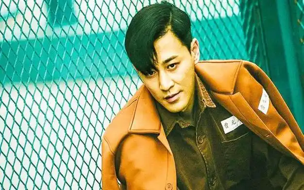 辽宁黑老大邹显卫被判死刑坐牢却犹如度假女狱警甘愿当情人