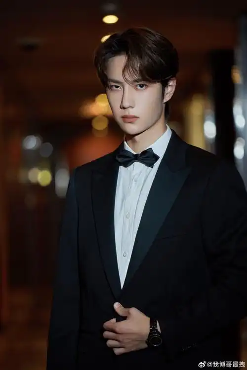 王一博酷盖#|#王一博#黑色西装小王子,19的王一博真的绝美@uniq-王