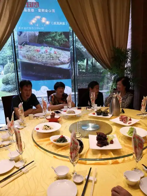 朱辉安金龙凤大酒店请客