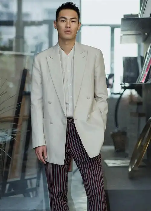 型男杨佑宁身穿白色西装制服图片