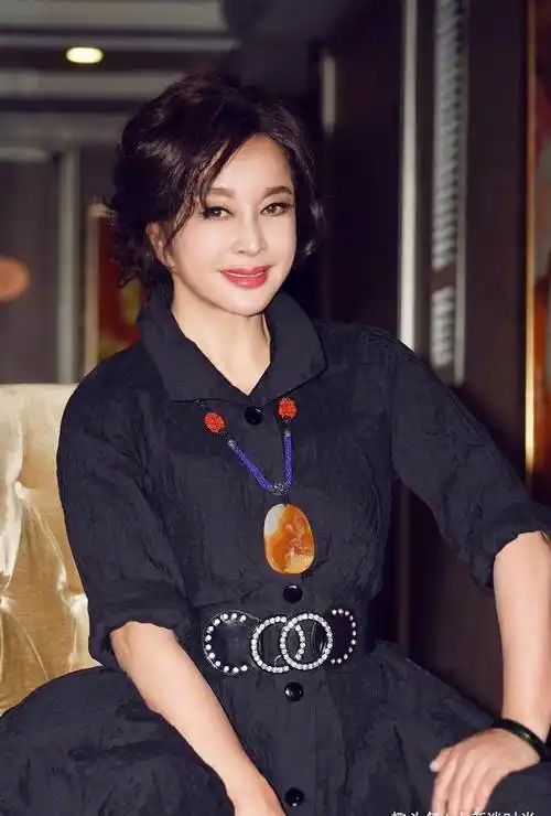 真是服了刘晓庆,67岁身材发福还要扮美!