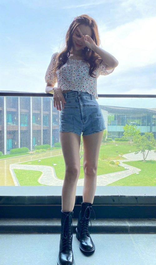 baby游泳素颜照没10级美颜长这样,黄晓明咋熬的?