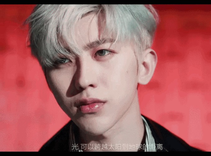 蔡徐坤最新动图来啦每次出镜都是大片颜值永远在线的坤