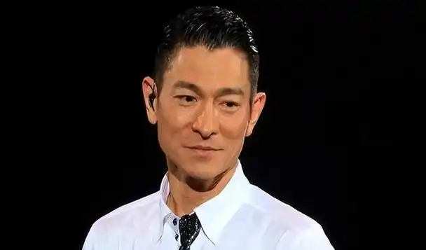 62岁刘德华容颜不老头发花白像极了可爱的满嘴胡渣的大叔