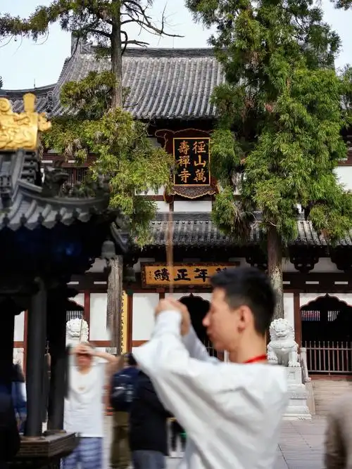 径山禅寺方丈戒兴大和尚
一起亲手采摘"禅茶祖源"第一叶新茶95