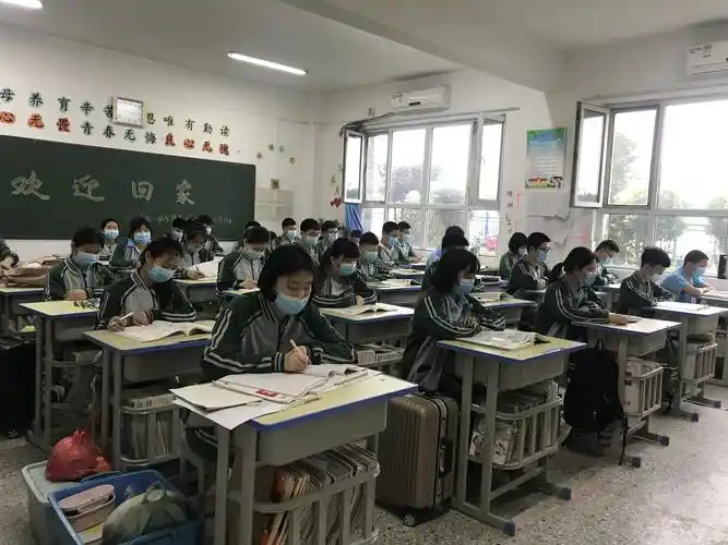 【南和清华园学校初中部】斜风细雨洗风尘,学子返校面色欣
