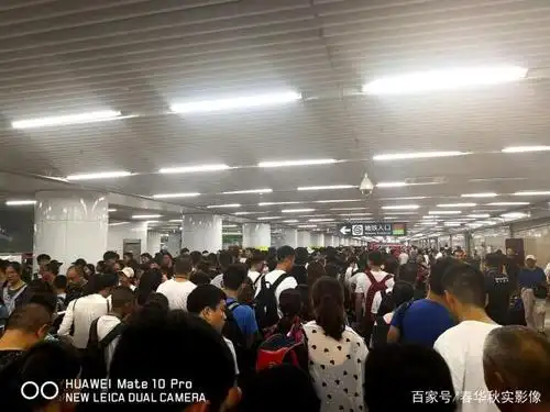 北京西客站等着乘坐地铁人们人山人海,造成长时间拥堵