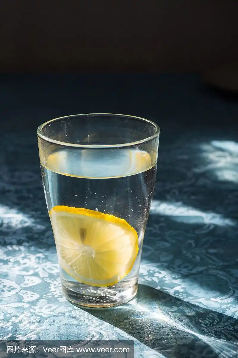 一杯清水,加柠檬片.
