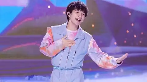 周深高光时刻:硬是把综艺节目变成了演唱舞台,唱歌实力太强了!