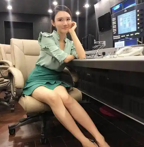 担任主持人,并在进台的这一年,就主持了南京电视台新闻综合频道新闻