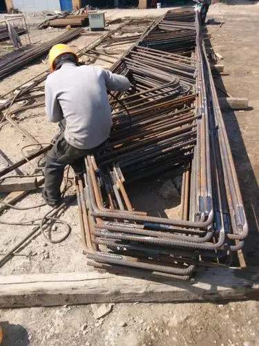 加固0号左幅承台模板,焊接3号右幅盖梁骨架,绑扎5号左幅盖梁钢筋