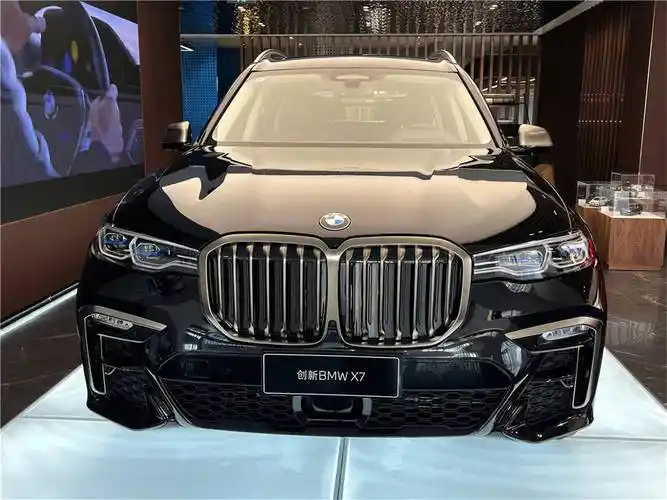 宝马x7顶配的m50i也降了44t的大v8现在掉到150万出头