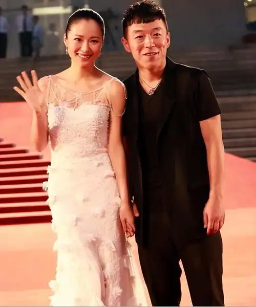 人们或许会感到困惑:"小欧并非容貌出众,为何黄渤不受那么多美女的