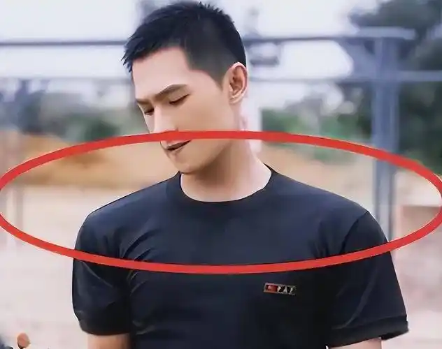 不光是女明星有假肩膀,杨洋老师,在剧里也被发现垫肩的嫌疑,为了让