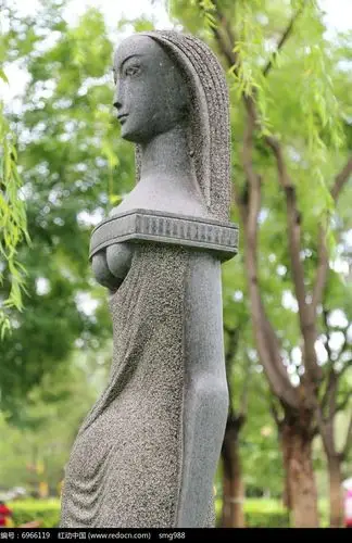 非洲少女石雕像