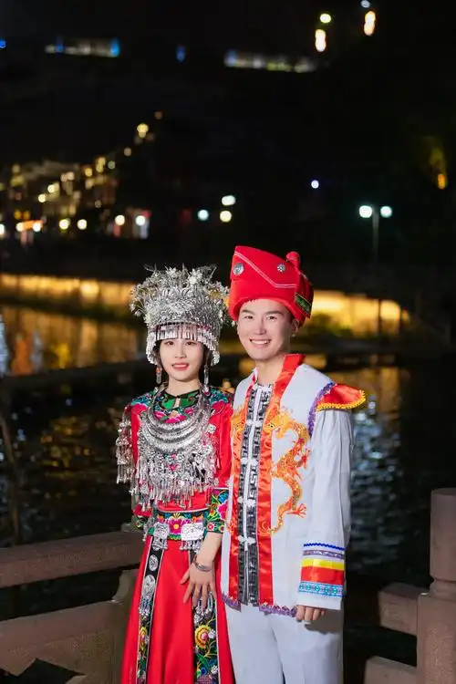 凤凰古城苗族婚服