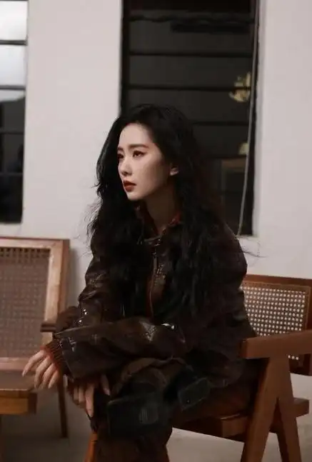 刘诗诗看秀造型图,卷发皮衣牛仔裤展现又美又酷