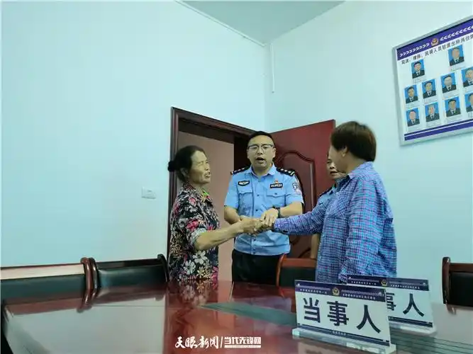 隆里派出所民警调解矛盾纠纷.jpg