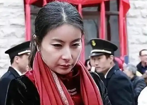 郭晶晶是在河北出生的,自然伸出了援助之手,此时的她不再是相夫教子的