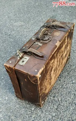 民国皮箱多处标识有钥匙