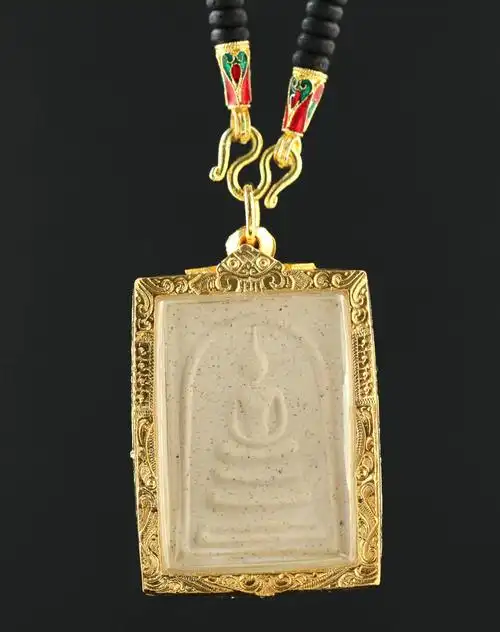 泰国正庙恭请龙婆本大师佛牌-崇迪成功佛金色外壳