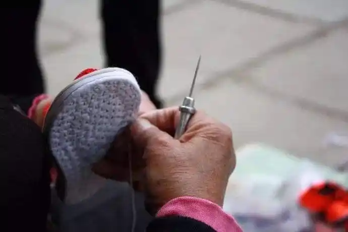 纳鞋底子.图片来自于网络.