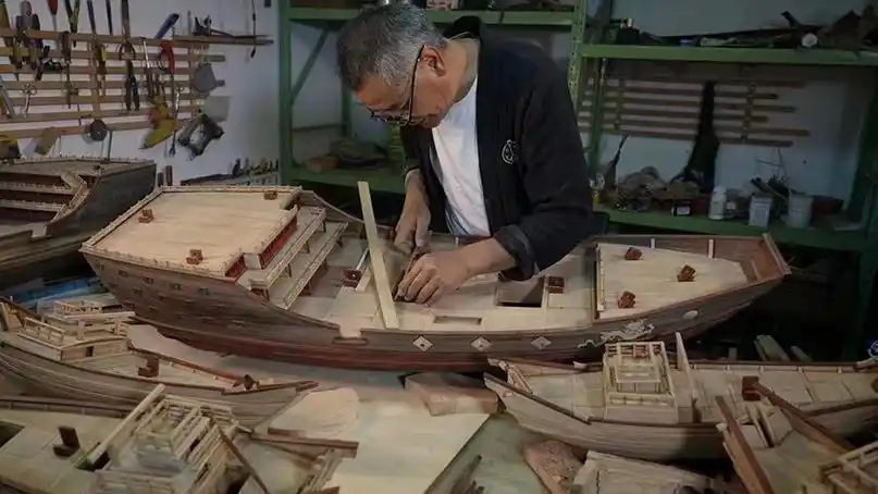 付昆祥在工作室制作郑和船模.