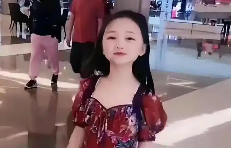 回顾袖珍女孩杨萍:用梦想和坚韧书写不凡人生