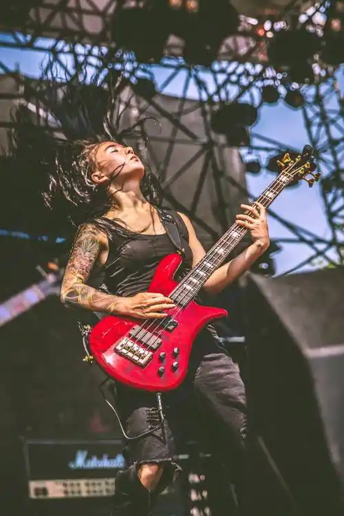 (蒲羽第一次上迷笛音乐节)后来蒲羽参加各种音乐节,给各种乐队弹贝斯