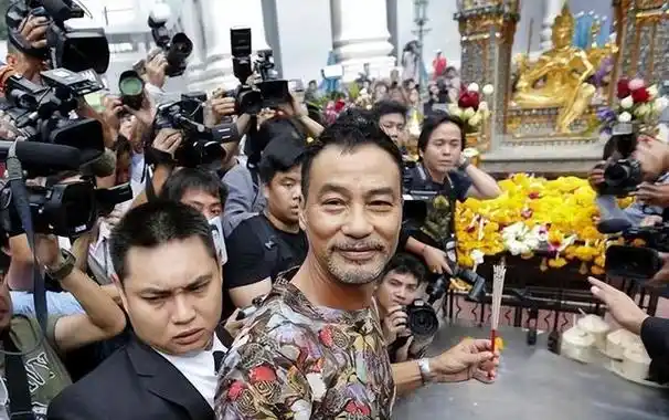 古天乐现身泰国拜四面佛送4头金象眼神上热搜王石夫妇也在