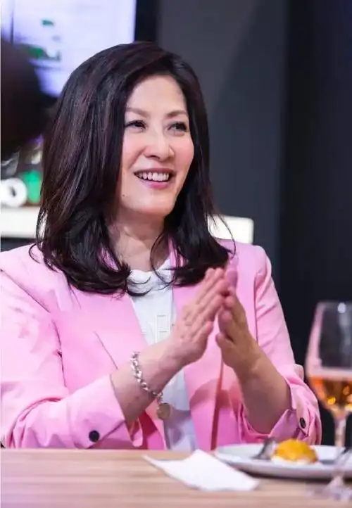 陈慧珊身材发福48岁脸就垮了这么年轻就进入老年人群了