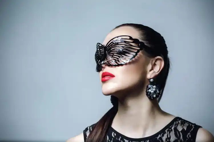 面具遮住双眼的美女