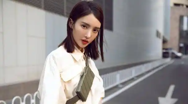 金晨每一次出现在公众面前,许多人都会被她的美貌所折服!