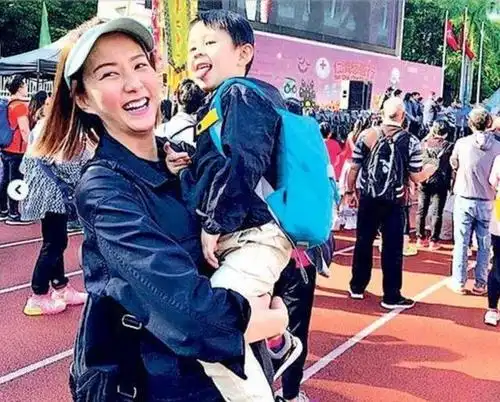 模特出身澳洲留学马德钟21岁儿子将出道网友长得不如老爸