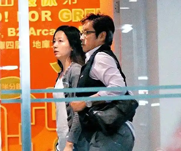 谭咏麟跟"妻子"以粤语沟通,不排除两人都是香港人,更令"朱咏婷是神秘