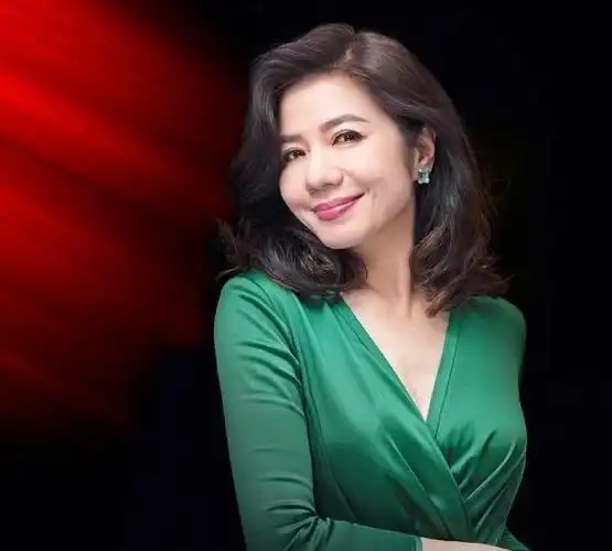 钟楚红出席活动的近照,身穿金属亮片裙,妩媚妩媚,重现港风|发型|卷发