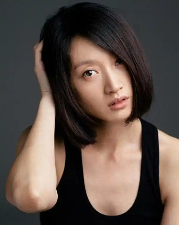 沈佳妮,一位在演艺圈发展多年却始终不温不火,一直没能让太多关注记住