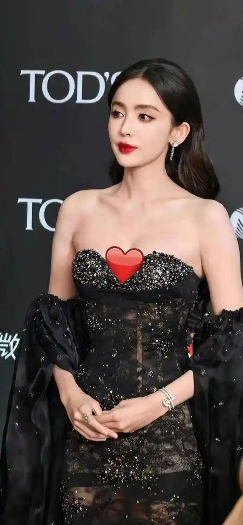 古力娜扎红毯造型惹争议,网友调侃美艳过头了 - 龙城号